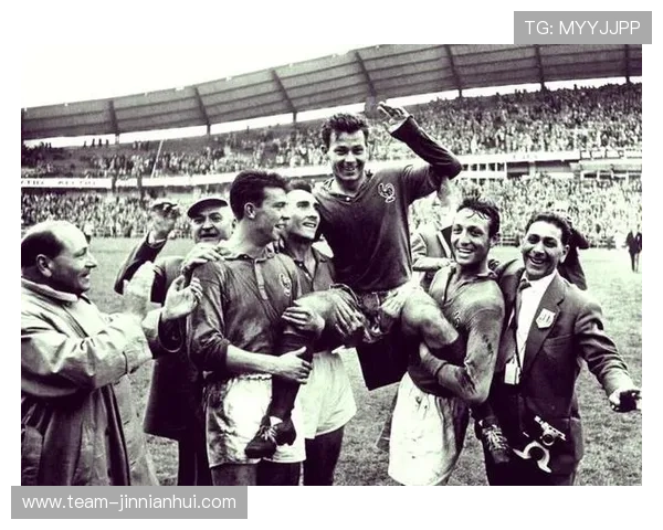 足球衣2号的传奇球星：从经典到当代的精彩表现与成就解析